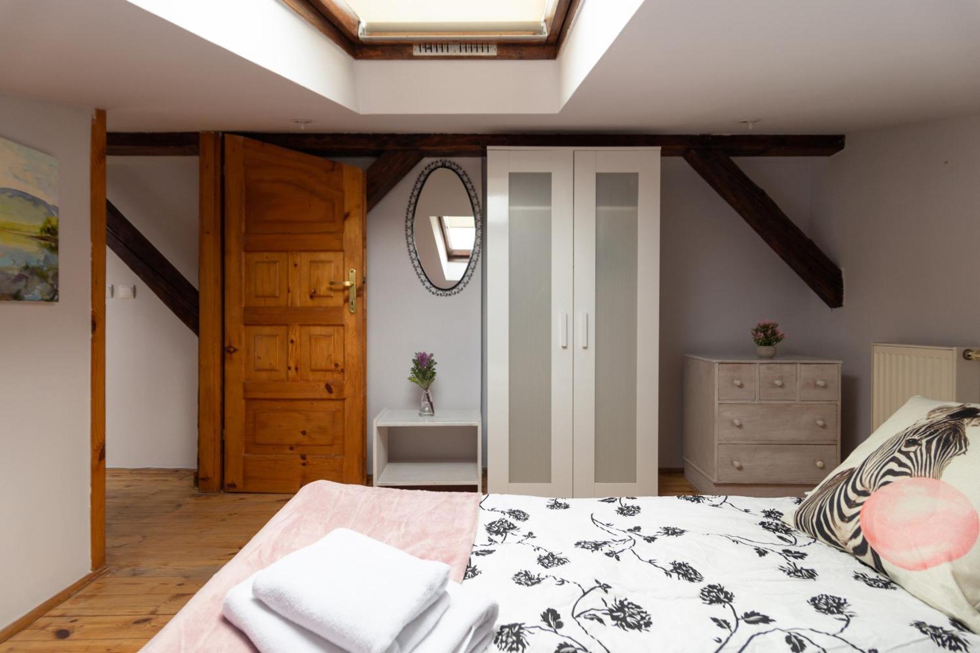 Sky's The Limit! Spacey Loft Apartment Krakau