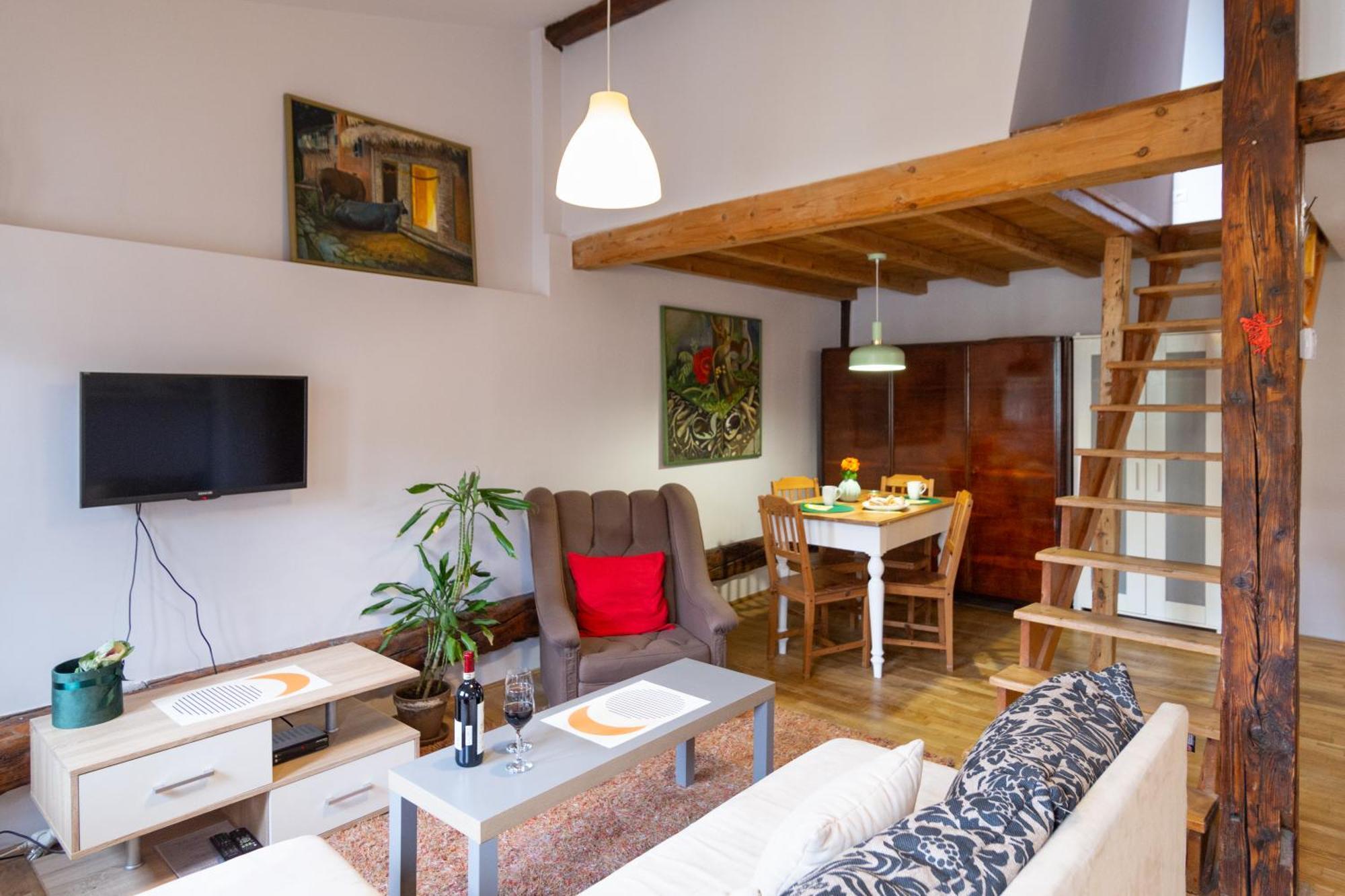 Sky's The Limit! Spacey Loft Apartment
