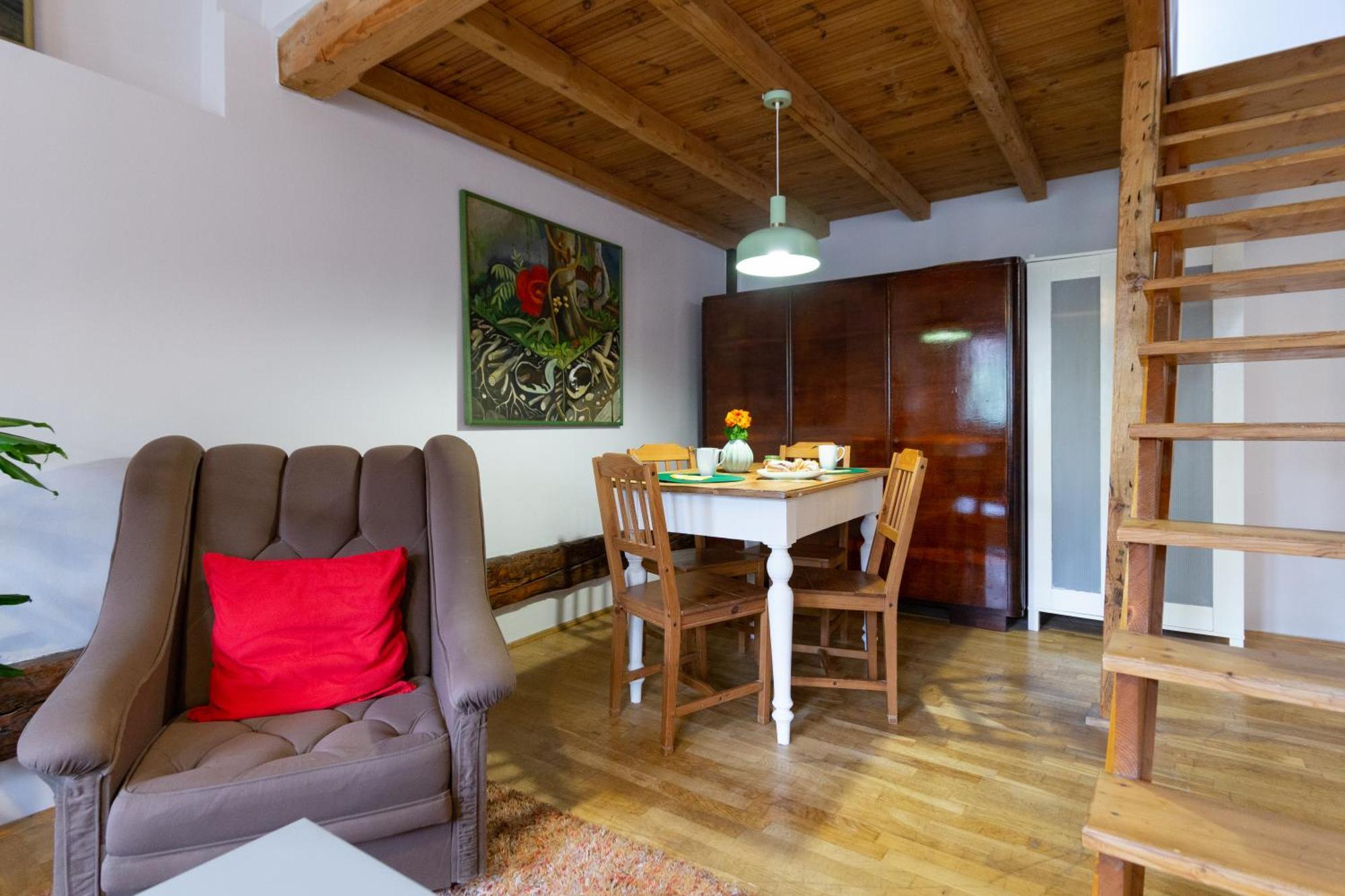 Apartment Sky's The Limit! Spacey Loft *