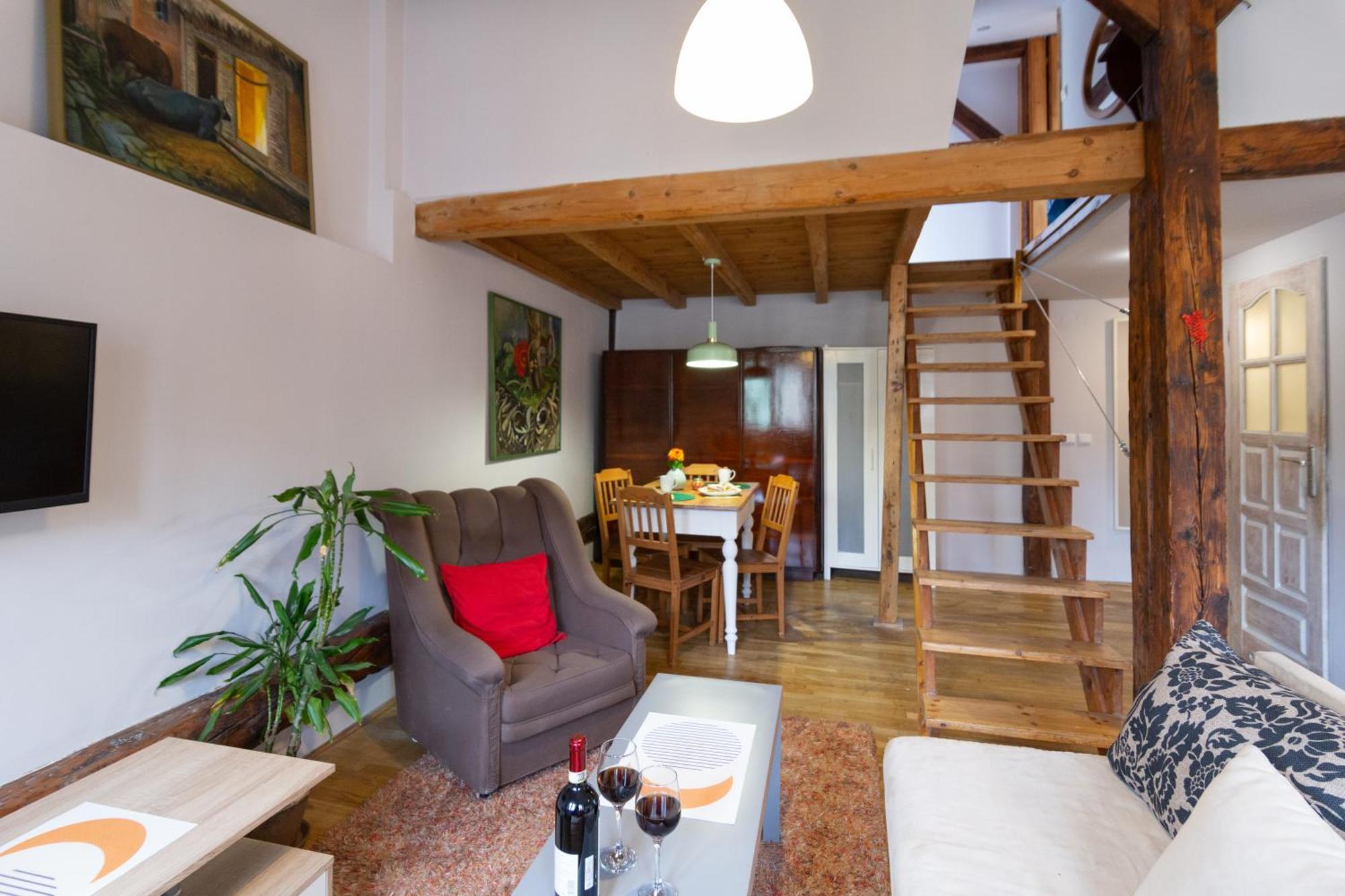 Apartment Sky's The Limit! Spacey Loft *